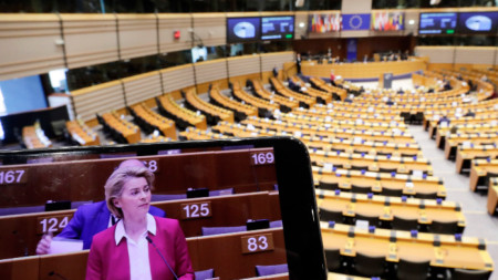 Председателят на ЕК Урсула Фон дер Лайен се вижда на екрана на телефон по време на мини пленарна сесия на Европейския парламент в Брюксел, 26 март 2020 г. Поради пандемията от Covid-19 сесията се съкращава до един ден и се провежда главно като видеоконференция.