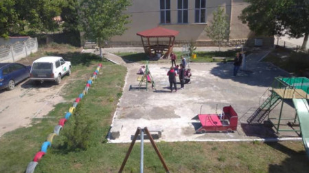 Enevo köyünde çocuk oyun alanı.