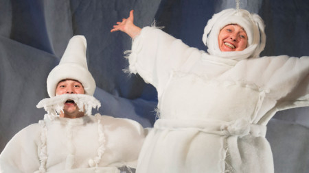 Актьорите Нина Димитрова и Димитр Несторов в спектакъла „Каквото направи дядо, все е хубаво“ по Андерсен на Театър „Кредо“