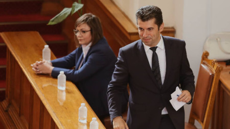 Вицепремиерът в оставка и лидер на БСП Корнелия Нинова и премиерът в оставка Кирил Петков в НС по време на гласуването на вота на недоверие към кабинета. 