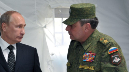Президентът Владимир Путин и ген. Дмитрий Булгаков през 2013 г.