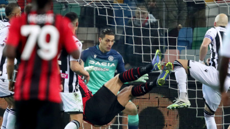Златан Ибрахимович бележи изравнителния гол за Милан срещу Удинезе