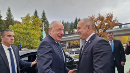 Държавният глава Румен Радев (вдясно) посреща унгарския президент Тамаш Шуйок в Смолян.