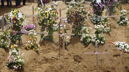 Гробове на жертвите от атентатите в Шри Ланка