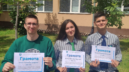 отличниците на ПМГ - Враца и доброволци в Общинската академия по математика Тимон (вляво), Деница и Калоян (вдясно)