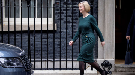 Лиз Тръс напуска официалната си резиденция на Даунинг стрийт 10, за отговори на въпросите на министър-председателя в парламента в Лондон, 12 октомври 2022 г.