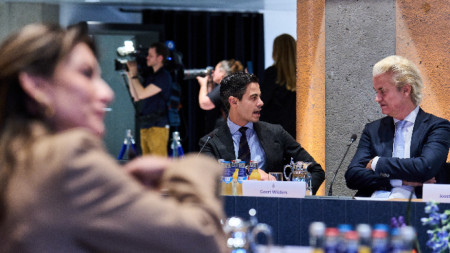 Новоизбраният премиер на Нидерландия Роб Йетен (вляво) с лидера на крайната десница Герт Вилдерс в Хага