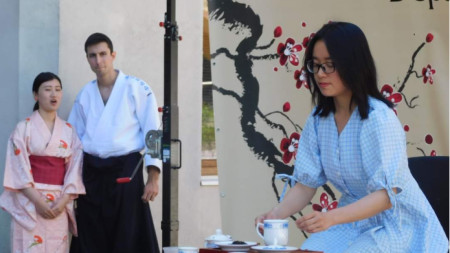Лай Дзинтин показва правилата на китайската чаена церемония