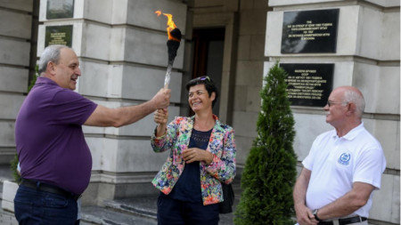 Огънят е предаден на олимпийската шампионка Румяна Нейкова.
