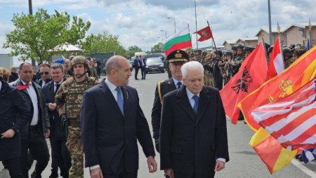 Президентите на България и Румен Радев (вляво) и на Италия Серджо Матарела на полигон 