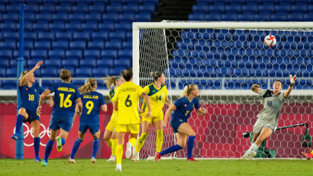 Фридолина Ролфо (№18) бележи победния гол за Швеция.