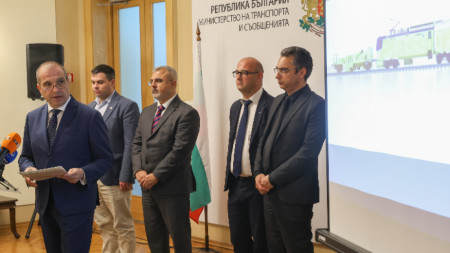 Вицепремиерът и транспортен министър Гроздан Караджов (вляво) дава брифинг заедно с ръководителите на компании и институции, свързани с транспорта, сред които е и директорът на ИА 