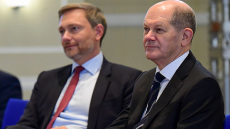 Новият канцлер Олаф Шолц (вдясно) предава поста си на финансов министър на Кристиан Линднер