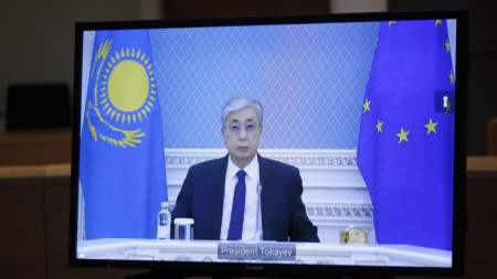 Президентът на Казахстан Касъм-Жомарт Токаев по време на видеоконферентен разговор с председателя на Европейския съвет, 10 януари 2022 г.