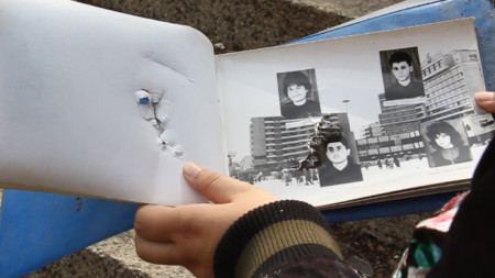 Албум със снимки на ученици, които са имали уроци в Опитното поле в Добрич преди близо три десетилетия