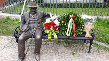 Специално за БНР жители на Милано споделиха, че паметникът-пейка е много оригинален.