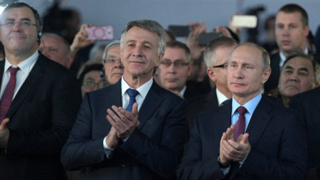 Леонид Михелсон (в средата) с президента на Русия Владимир Путин