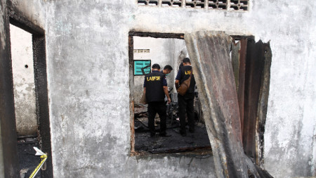При пожара в нелегална фабрика за запалки и кибрити в Индонезия загинаха 30 души. 