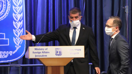 Германският външен министър Хайко Маас (вдясно) разговаря с израелския си колега Габи Ашкенази.
