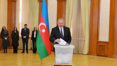 Президентът на Азербайджан Илхам Алиев гласува в избирателна секция в Ханкенди