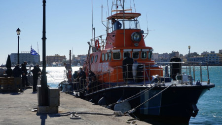 Плавателен съд на гръцката брегова охрана със спасените 22-ма мигранти пристига на остров Хиос.
