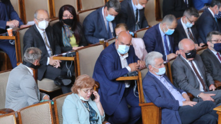 Днес се провежда редовно пленарно заседание на Народното събрание, депутатите са с маски, каквито са изискванията за обществените места на закрито.