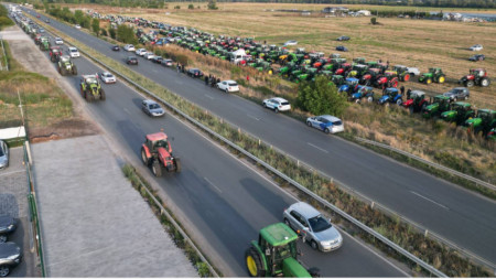Протестиращите земеделски производители от различни краища на България са строили земеделската си техника на входа на София в района на Долни Богров - 19 септември 2023 г.