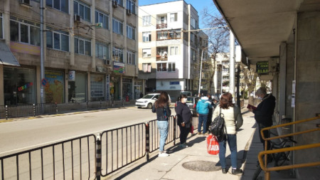 Чакащи за регистрация в Бюрото по труда във Враца.