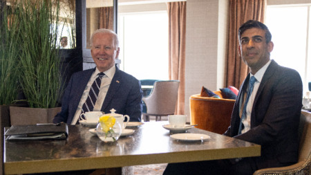 При изключително засилени мерки за сигурност в Белфаст британският премиер Риши Сунак се срещна с американския президент Джо Байдън в Grand Central Hotel - 12 април 2023 г. 