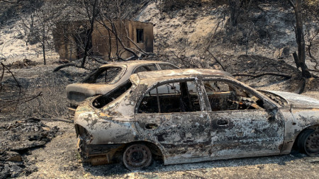 Изгорели останки от автомобили лежат на път на остров Родос, Гърция, 23 юли 2023 г. 