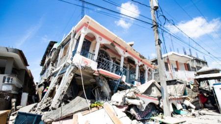 Броят на жертвите на разрушителното земетресение в Хаити нарасна до