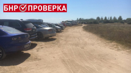 През лятото на 2020 г. Министерството на туризма сезира МВР за масово паркиране на автомобили върху дюни на плаж „Крапец-север“ и в района.