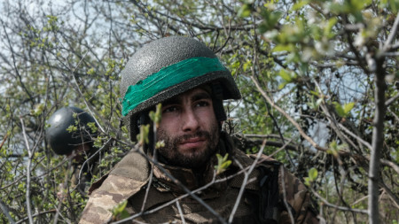 Украински войник на позиция край Бахмут