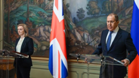 Лиз Тръс (по това време министър на външните работи на Великобритания) и руският външен министър Сергей Лавров по време на брифинг в Москва - 10 февруари 2022