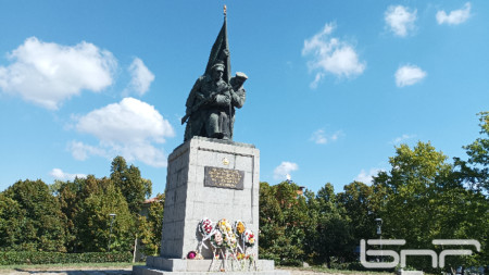 Паметникът на освободителите в Кърджали в Деня на Съединението