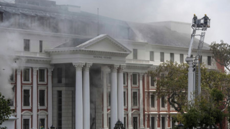 Пожар в южноафриканския парламент в Кейптаун