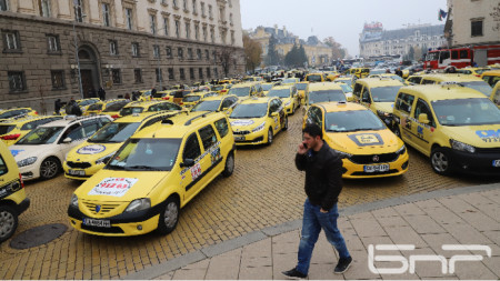 В София вече има таксита които работят с по висока първоначална