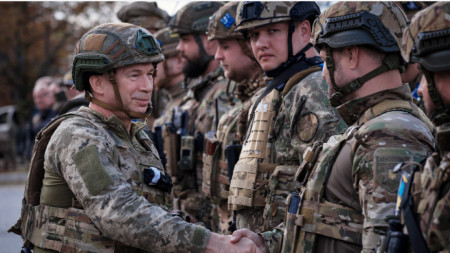 Олександър Сирски, командващ сухопътните войски на Украйна, се ръкува с  военнослужещи в град Лиман, Донецка област, който вече е под контрола на украинските сили, 4 октомври 2022 г.