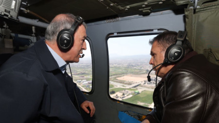 Министрите на отбраната Хулуси Акар (вляво) и Никос Панайотопулос в хеликоптер над Хатай, Турция, 4 април 2023 г. 