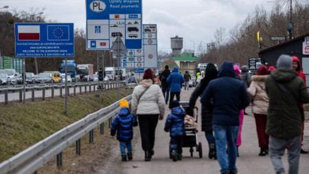 Десетки хиляди украинци пресякоха днес границите с Полша Словакия Унгария