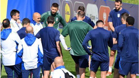Лучано Спалети обяснява задачите на последната тренировка на Италия.