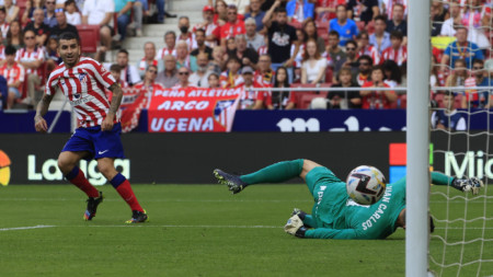 Анхем Кореа вкарва втория гол за Атлетико.
