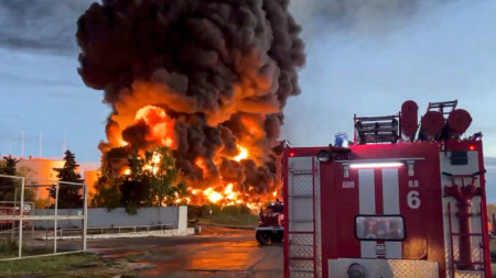 Пожар в склад за горива в Севастопол след предполагаема украинска атака с дрон, 29 април 2023 г.