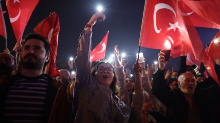 Привърженици на опозицията празнуват резултата от вота в Истанбул, 31 март 2024 г.