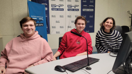 Радомир, Миша и Елина Райнова от Сдружение 