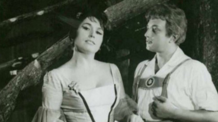 Лиляна Кошлукова в ролята на Княгинята с Арон Аронов (Адам) в оперетата „Птицепродавецът“ на К. Целер, 1967 г. ДМТ „Стефан Македонски“, София.