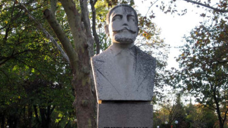 Паметник на Георги Кондолов в Морската градина, Бургас.