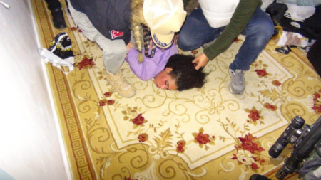 Арестът на заподозряната за поставяне на бомбата сирийска гражданка Алхам ал Башир. Нейният съквартирант се опитал да избяга в България 