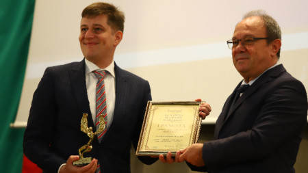 Генералният директор на БНР Милен Митев получи наградата от председателя на БАН акад. Юлиан Ревалски.