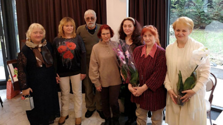 Участниците в литературното матине отляво надясно: Росица Кунева, Ирена Панкева, Божидар Томов, Ангелина Бакалова, Димитрина Кюркчиева, Надя Попова и Елка Няголова.